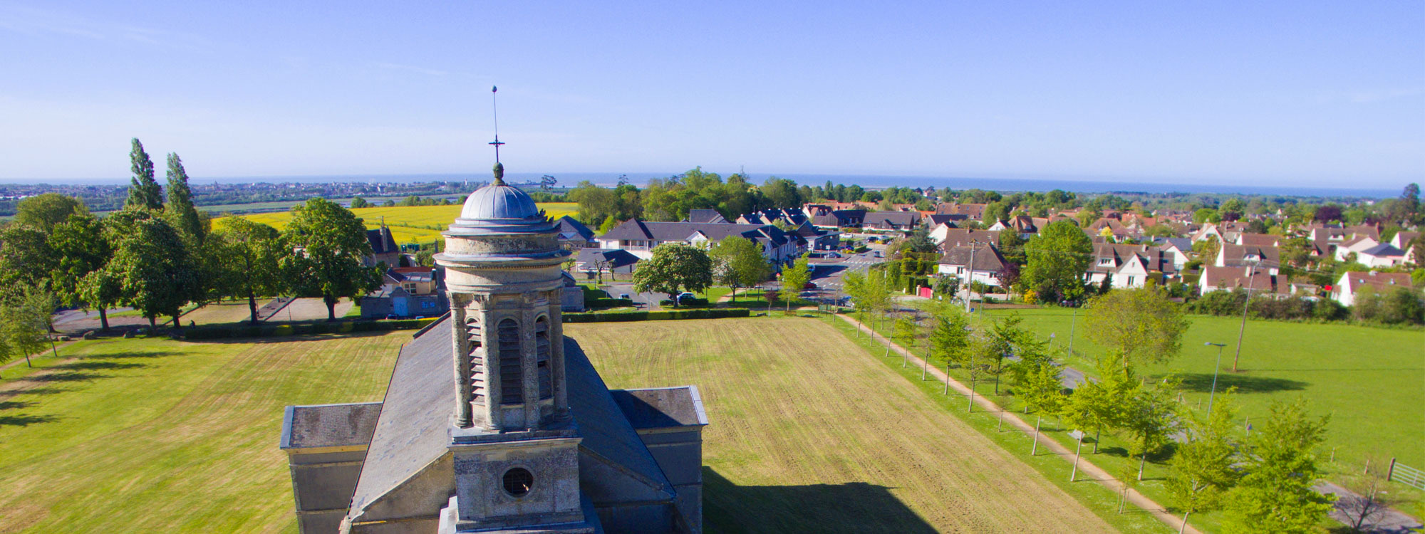 Vue aérienne d’Amfreville et de son église 