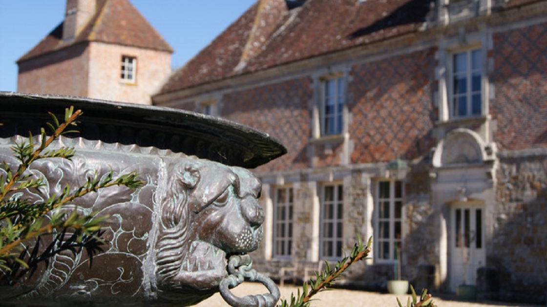 Détail architectural à Mesnil-en-Ouche 
