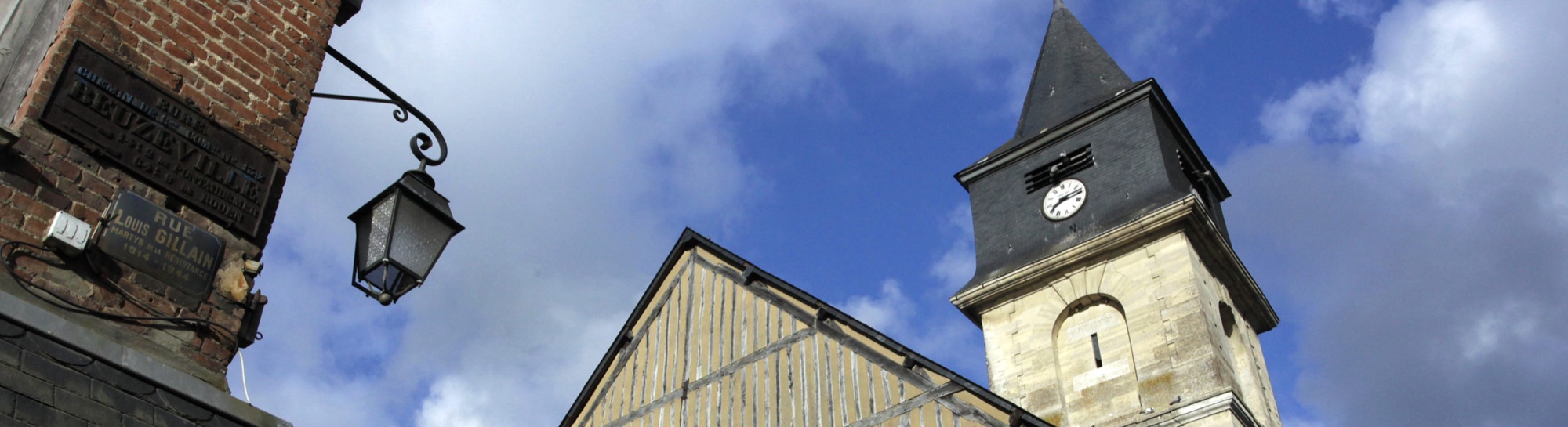Clocher de l’église de Beuzeville sous un ciel bleu 